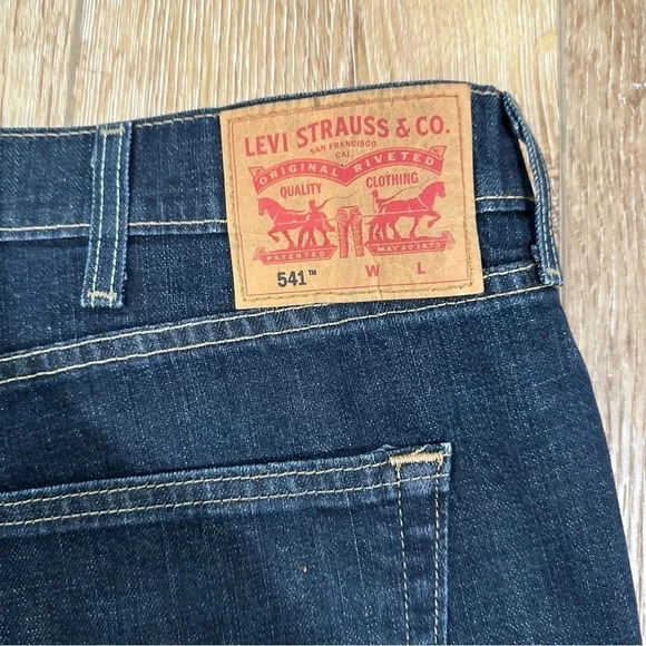 Levi's 541 Men's Dark Wash Denim Jeans Size W50 L30 GUC - Picture 5 of 8
